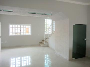 Casa residencial disponível para alugar por R$ 6.500,00/mês no condomínio Portal dos Rhodes em Americana/SP.