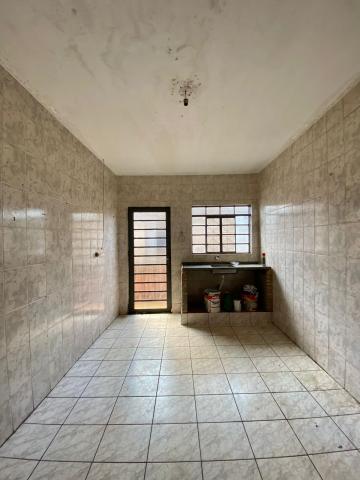 Casa residencial disponível para locação por R$ 1.300,00/mês no bairro Primavera em Americana/SP.