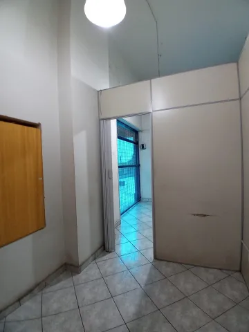 Sala comercial disponível para alugar por R$ 2.000,00/mês no Edifício Centro Comercial Sandin em Americana/SP.