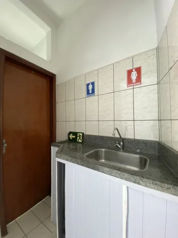 Sala comercial sobreloja disponível para alugar por R$ 950,00/mês no bairro Vila Galo em Americana/SP.