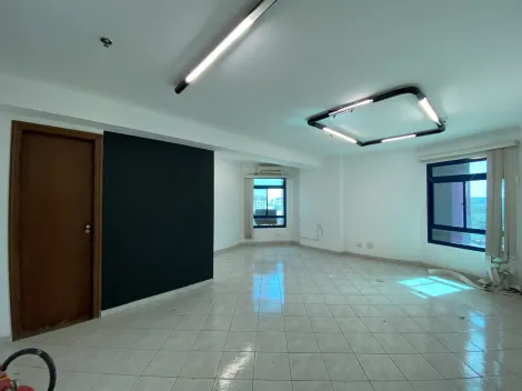 Sala comercial disponível para alugar e à venda no Edifício Sandin em Americana/SP.