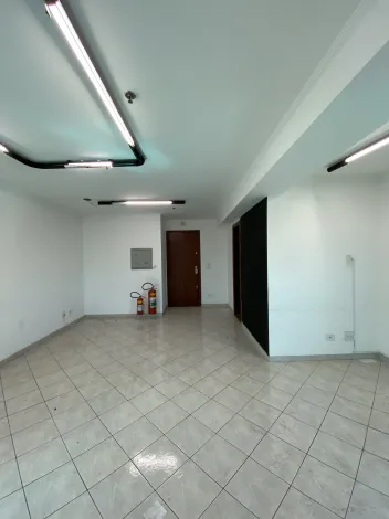 Sala comercial disponível para alugar e à venda no Edifício Sandin em Americana/SP.