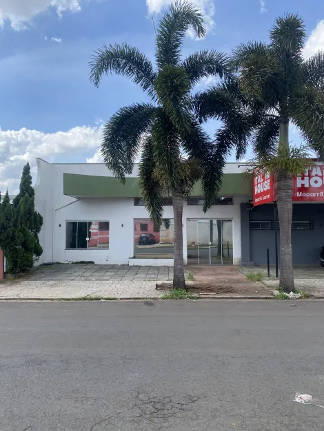 Salão comercial disponível para alugar por R$ 2.600,00/mês no bairro Cidade Jardim em Americana/SP.