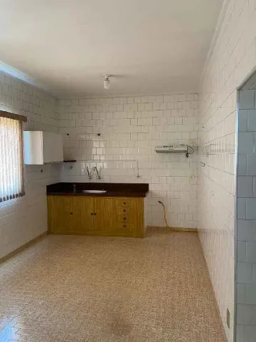 Casa residencial disponível para alugar por R$ 2.000,00/mês na Vila Frezzarin em Americana/SP.