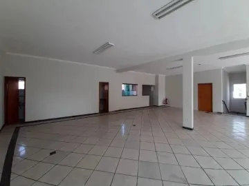 Sala comercial sobreloja disponível para alugar por R$ 3.800,00/mês na Vila Frezzarin em Americana/SP.