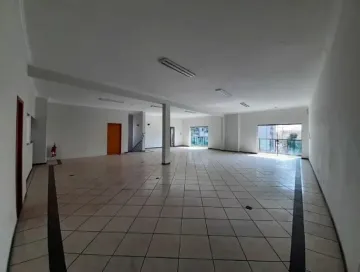 Sala comercial sobreloja disponível para alugar por R$ 3.800,00/mês na Vila Frezzarin em Americana/SP.